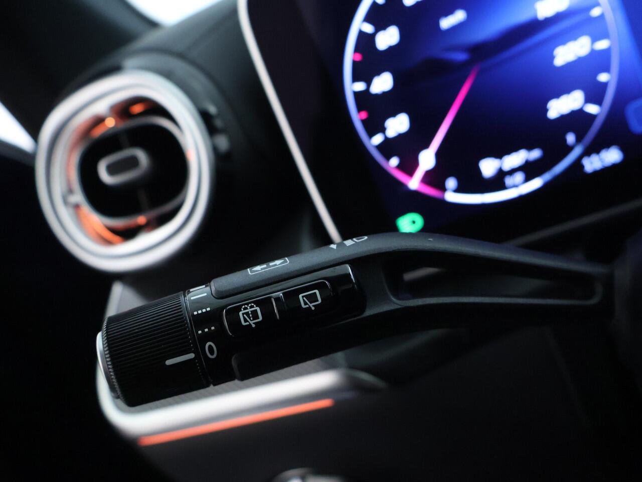 Mercedes-Benz GLC-KLASSE 300 e 4MATIC AMG Plug-In Hybride AMG line | Night Pakket | Panorama Schuif-Kanteldak | 20" multispaaks lichtmetalen AMG velgen | 360° camera. Inclusief 24 maanden MB Certified garantie voor Europa.