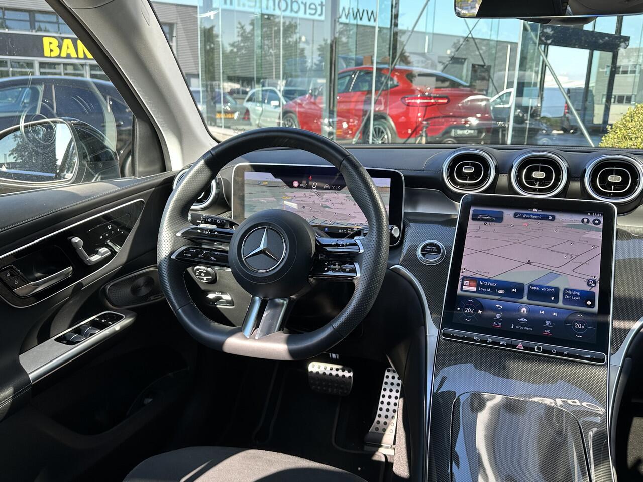 Mercedes-Benz GLC-KLASSE 300e 4MATIC AMG I Airmatic l Gestuurde achteras l Panoramadak l Burmester l Distronic l LED met adaptief groot licht assistent l Memory l MBUX l Wegklapbare trekhaak l Sfeerverlichting l 360 Camera | Techniek- pakket l Winter pakket l Smartphone integrati