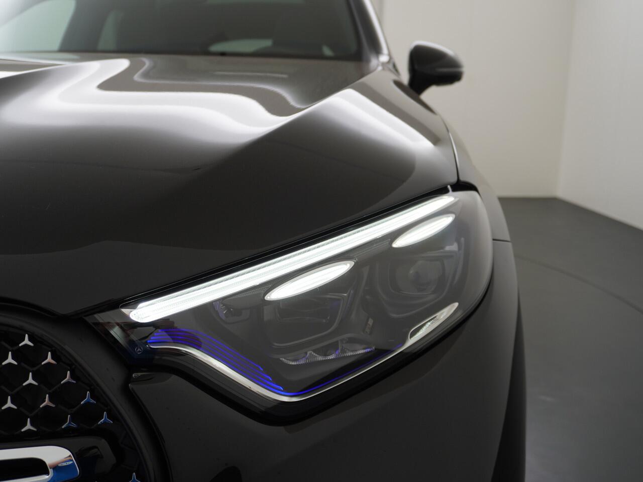 Mercedes-Benz GLC-KLASSE 300 e 4MATIC AMG Line | Achterasbesturing Luchtvering Burmester Head-Up Trekhaak Memory