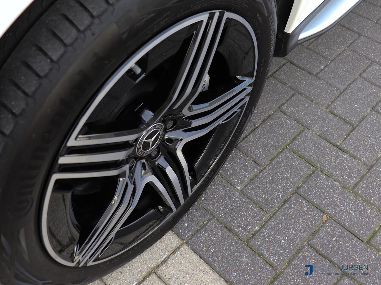 Mercedes-Benz GLC-KLASSE 300e 4M | AMG | Act. Distronic | Ambiente Light | MBUX High End | Elektr. Panoramadak | Night Pakket | Winter Pakket | Parkeer Pakket + 360* Camera | Wegdraaibare Trekhaak | 360 Guard Diefstal Bev. Plus |