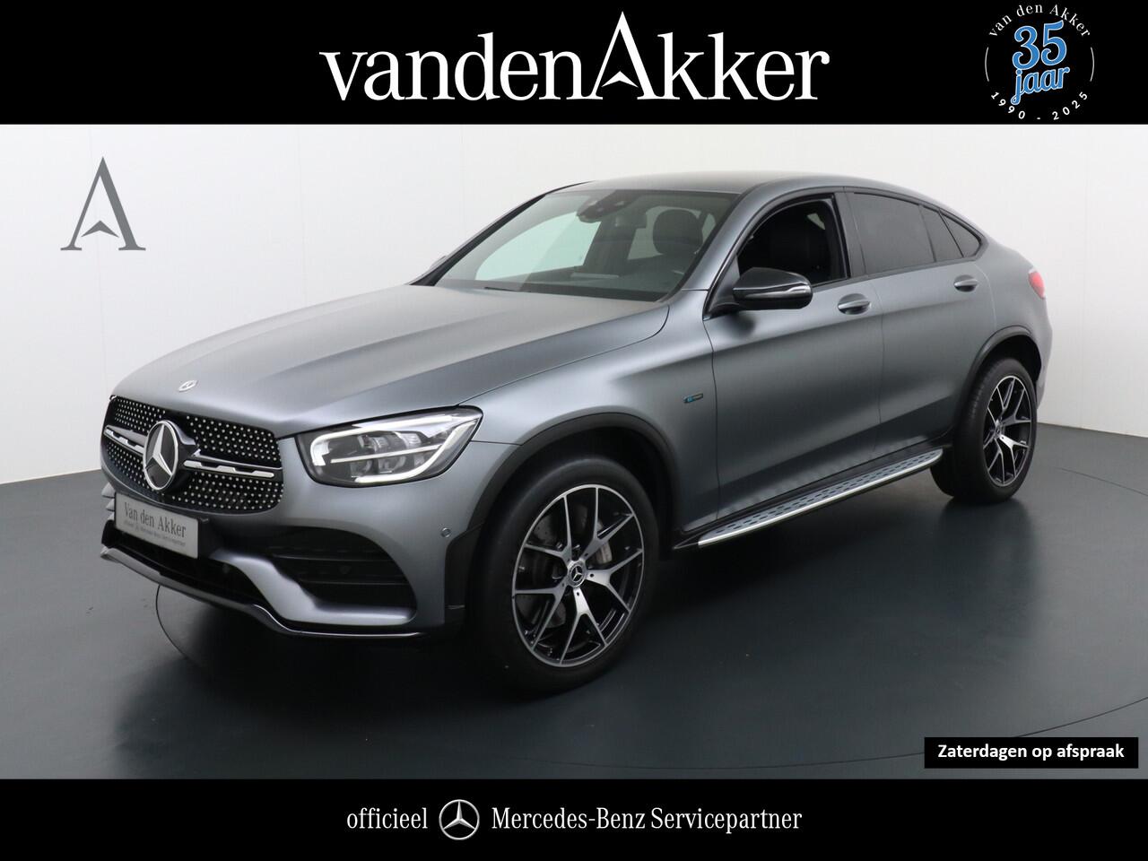 Mercedes-Benz GLC-KLASSE 300e Coupé AMG 4Matic // Burmester / Magno Grijs // 20 inch // Treeplanken // Night pakket