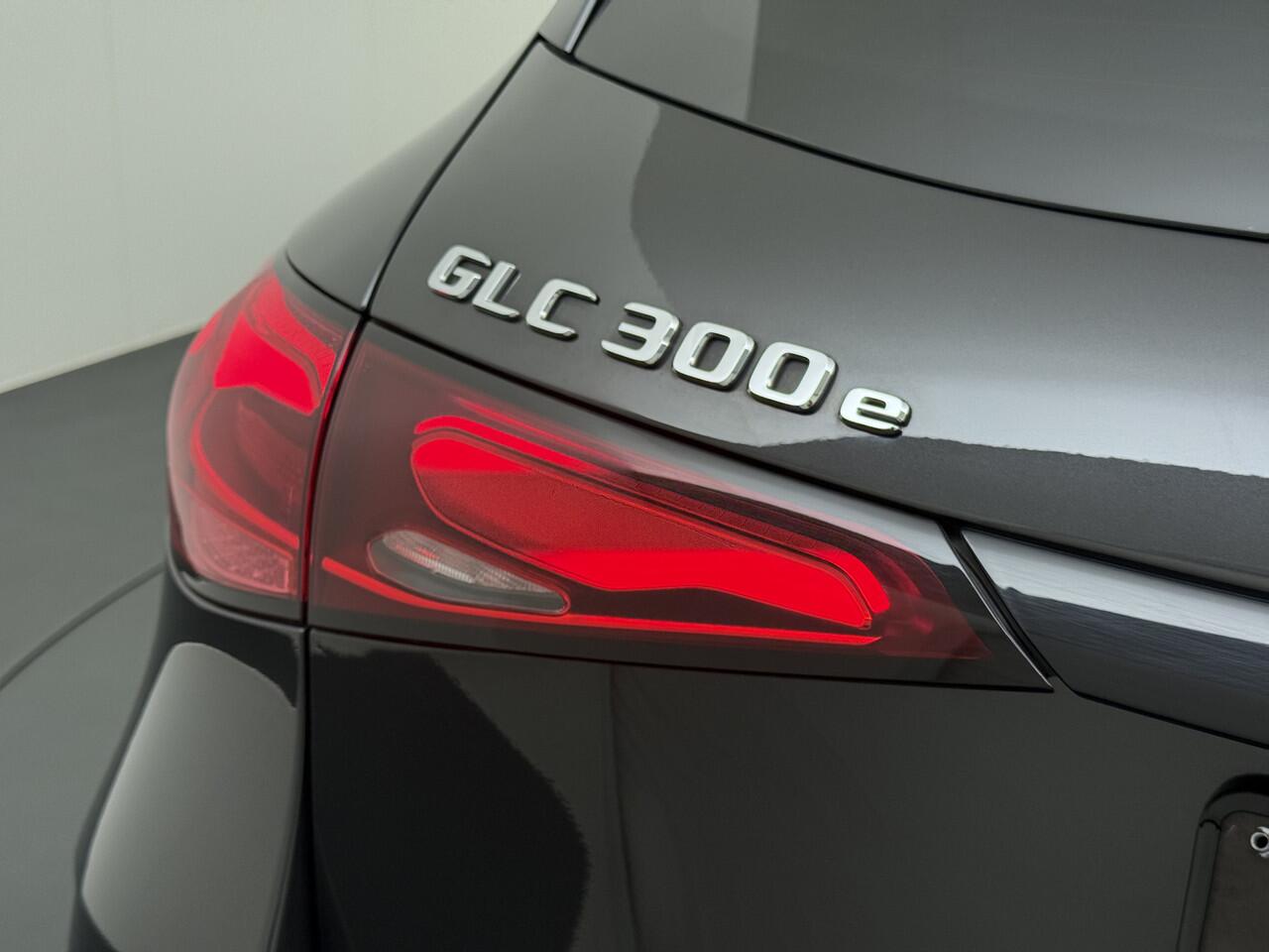 Mercedes-Benz GLC-KLASSE 300 e 4MATIC AMG Line | Luchtvering Achterasbesturing Trekhaak Burmester HUD Pano Memory