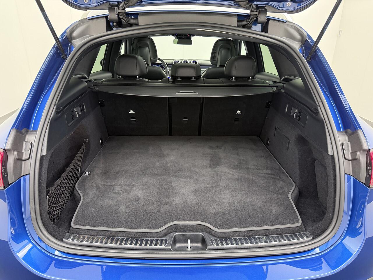 Mercedes-Benz GLC-KLASSE 300e AMG 4Matic // Trekhaak // Massage // Burmester 3D // Multi Contour Stoelen // 360 // Distronic // Panoramadak // AirBalance