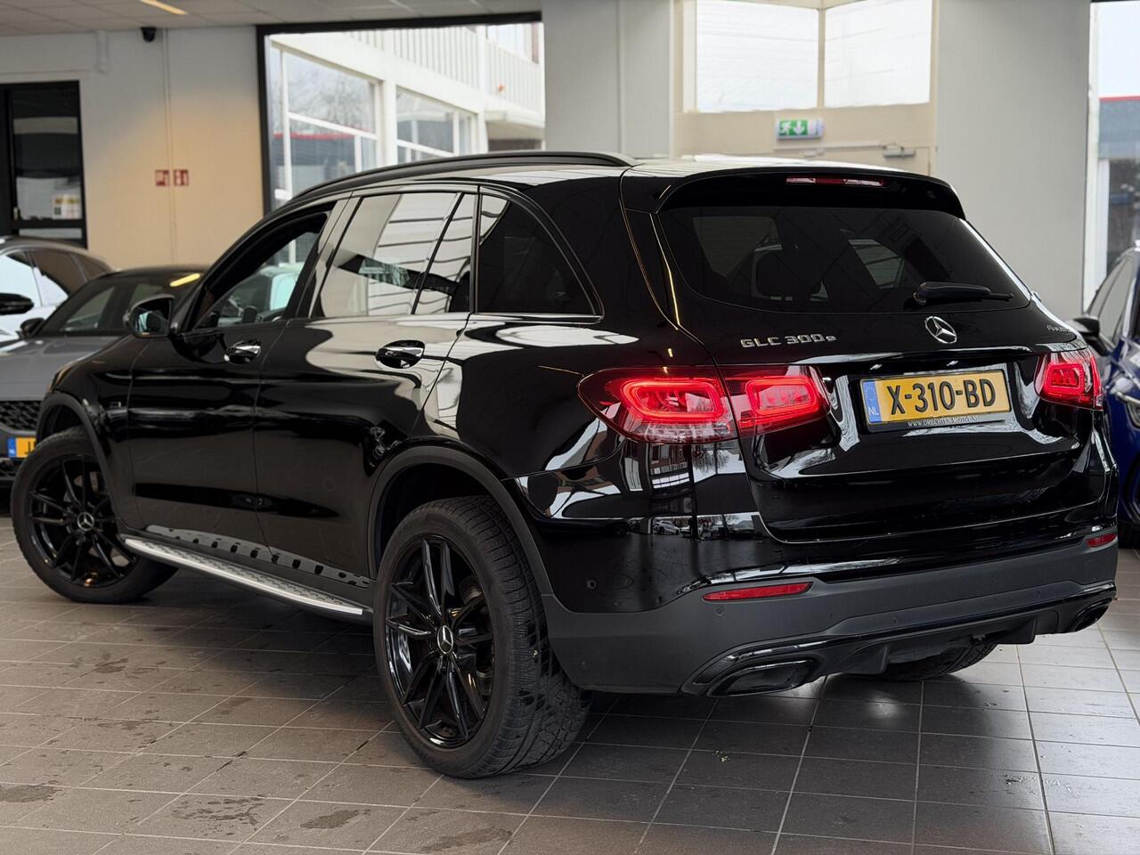 Mercedes-Benz GLC-KLASSE 300e 4MATIC Premium AMG PANO / BURMESTER / CAM /