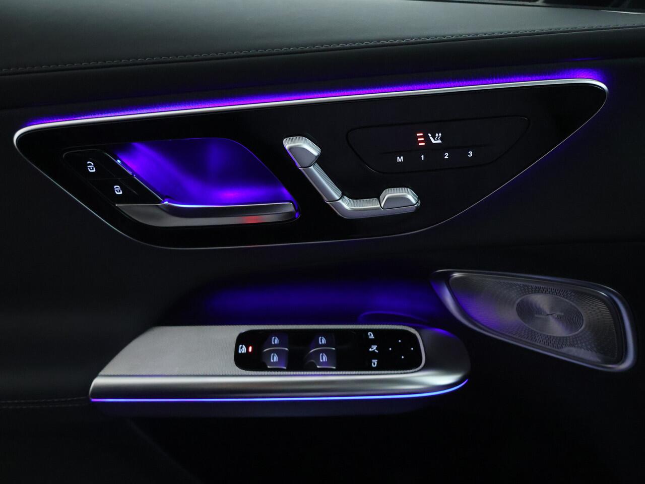 Mercedes-Benz GLC-KLASSE 300 e 4MATIC AMG Plug-In Hybride | Edition AMG-Line | Panorama Schuif-Kanteldak | Alarm Klasse 3 | Trekhaak | Burmester® | Inclusief 24 maanden MB Certified garantie voor Europa.