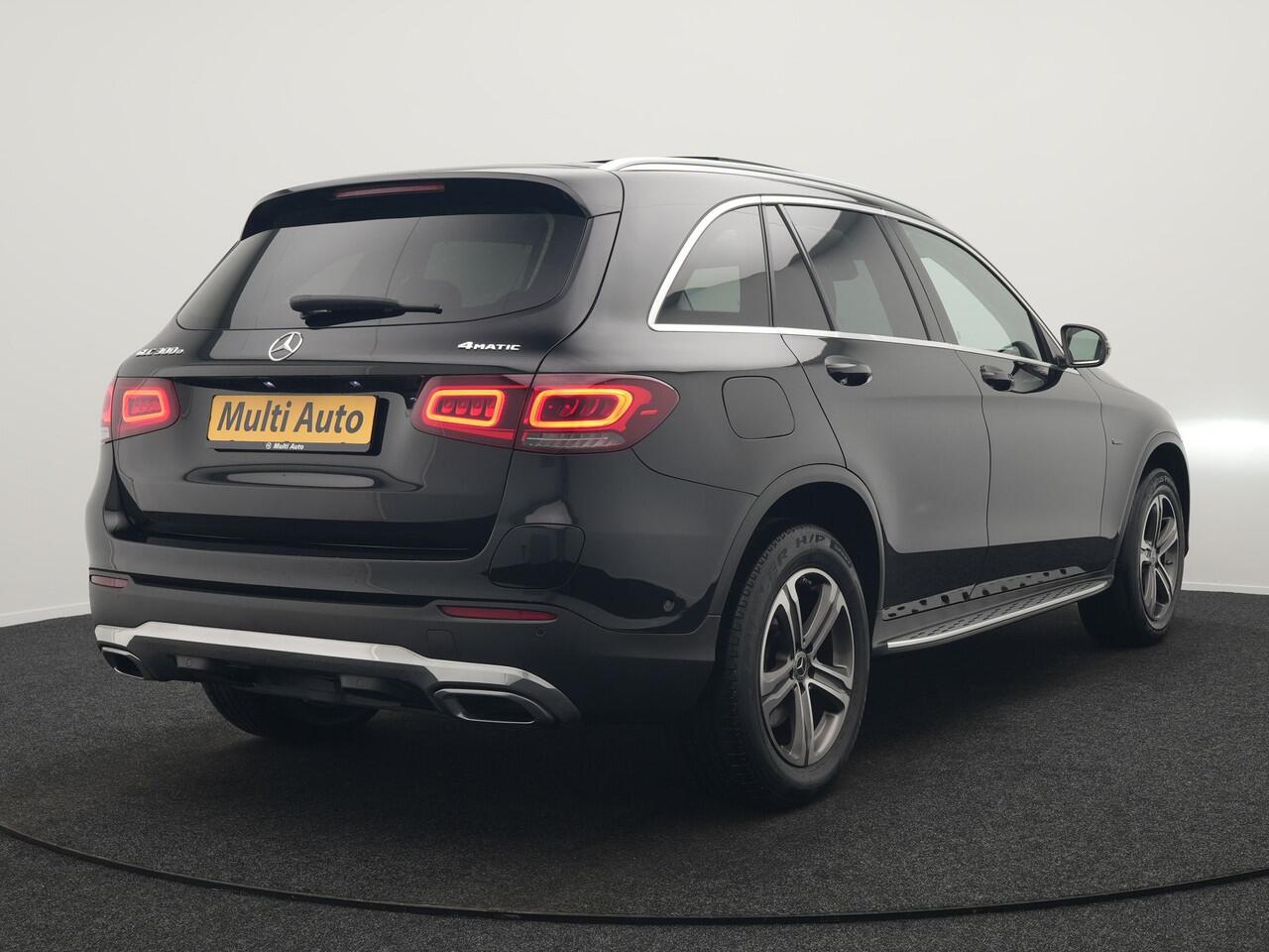 Mercedes-Benz GLC-KLASSE 300e 4MATIC Premium Plug In Hybrid 320pk Dealer O.H. PHEV | Trekhaak Af Fabriek | Panodak | Camera | Lederen Sportstoelen Verwarmd | Sfeerverlichting | Apple Carplay | Sidesteps | Navigatie | DAB |