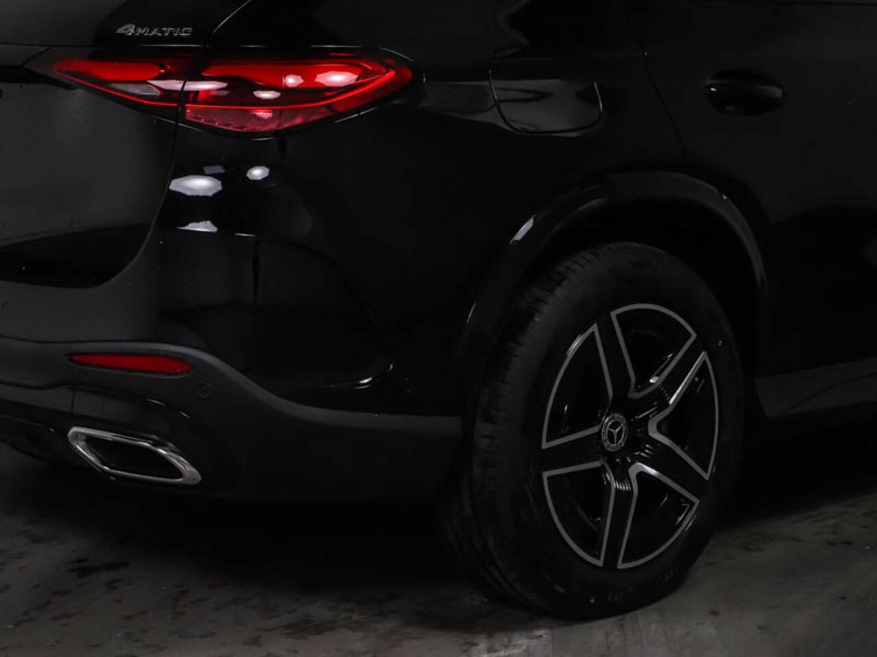 Mercedes-Benz GLC-KLASSE 300 e 4MATIC AMG Plug-In Hybride Edition AMG-Line | Panorama Schuif-Kanteldak | Alarm Klasse 3 | Trekhaak| Digital Licht | Night Pakket | Stuur en Stoelverwarming. Inclusief 24 maanden MB Certified garantie voor Europa.