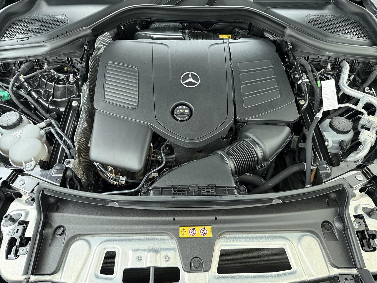 Mercedes-Benz GLC-KLASSE 300 e 4MATIC AMG Line | Luchtvering Achterasbesturing Trekhaak Burmester HUD Pano Memory