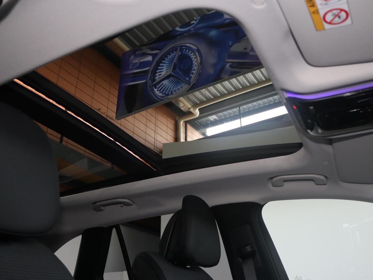 Mercedes-Benz GLC-KLASSE 300e 4MATIC Business Line | Panorama-schuifdak | Trekhaak | 360* camera | Stoelverwarming | Sfeerverlichting