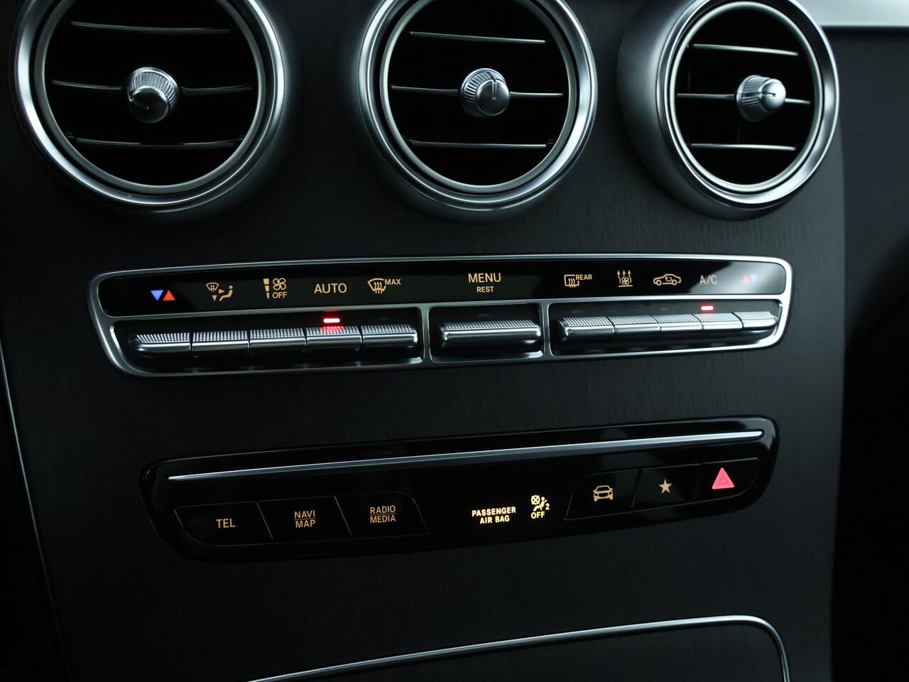 Mercedes-Benz GLC-KLASSE 300 e 4-MATIC AMG Nightpakket | Schuifdak | 360 gr. Camera | Stoelverwarming voor / achter | Sfeerverlichting | Dode Hoek Ass | Inclusief 24 maanden Mercedes-Benz Certified garantie voor Europa.