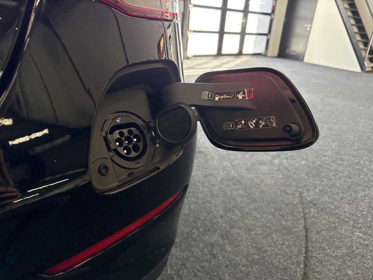 Mercedes-Benz GLC-KLASSE 300e 4MATIC AMG | PHEV | CAMERA | LEER | CARPLAY | SFEERVERLICHT