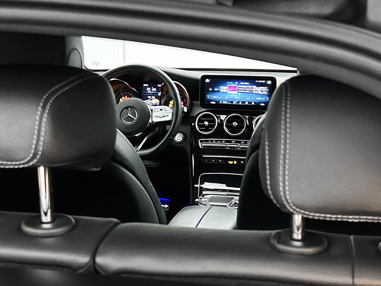 Mercedes-Benz GLC-KLASSE Coupé 300 e 4MATIC Business Solution AMG | Achteruitrijcamera | Apple CarPlay | Treeplanken | Spoiler | Inclusief 24 maanden MB Certified garantie voor Europa.