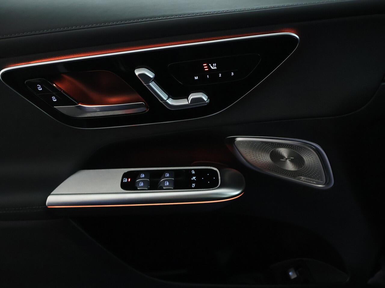 Mercedes-Benz GLC-KLASSE 300 e 4MATIC AMG Plug-In Hybride AMG line | Night Pakket | Panorama Schuif-Kanteldak | 20" multispaaks lichtmetalen AMG velgen | 360° camera. Inclusief 24 maanden MB Certified garantie voor Europa.