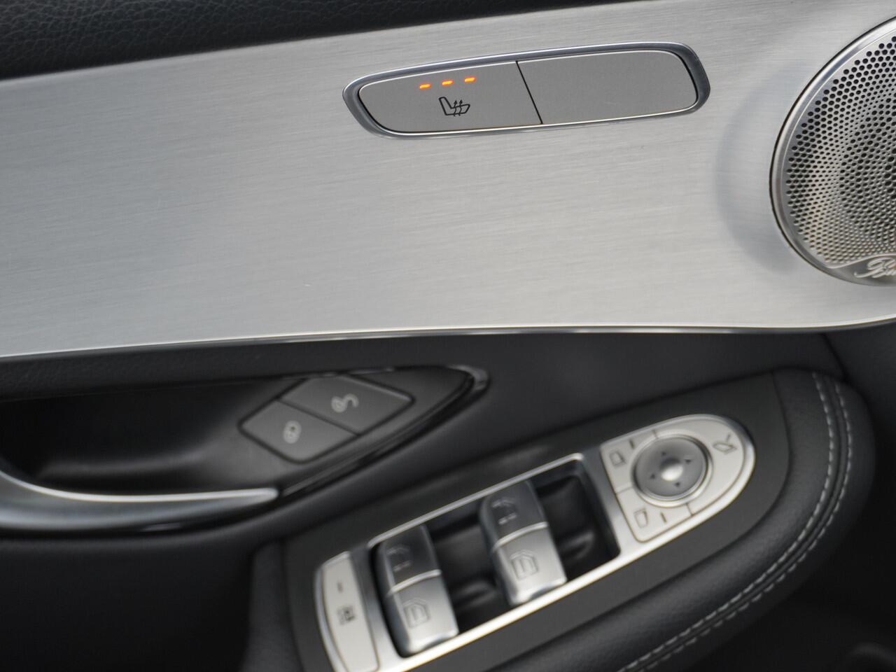 Mercedes-Benz GLC-KLASSE 300e Coupé AMG 4Matic // Burmester / Magno Grijs // 20 inch // Treeplanken // Night pakket