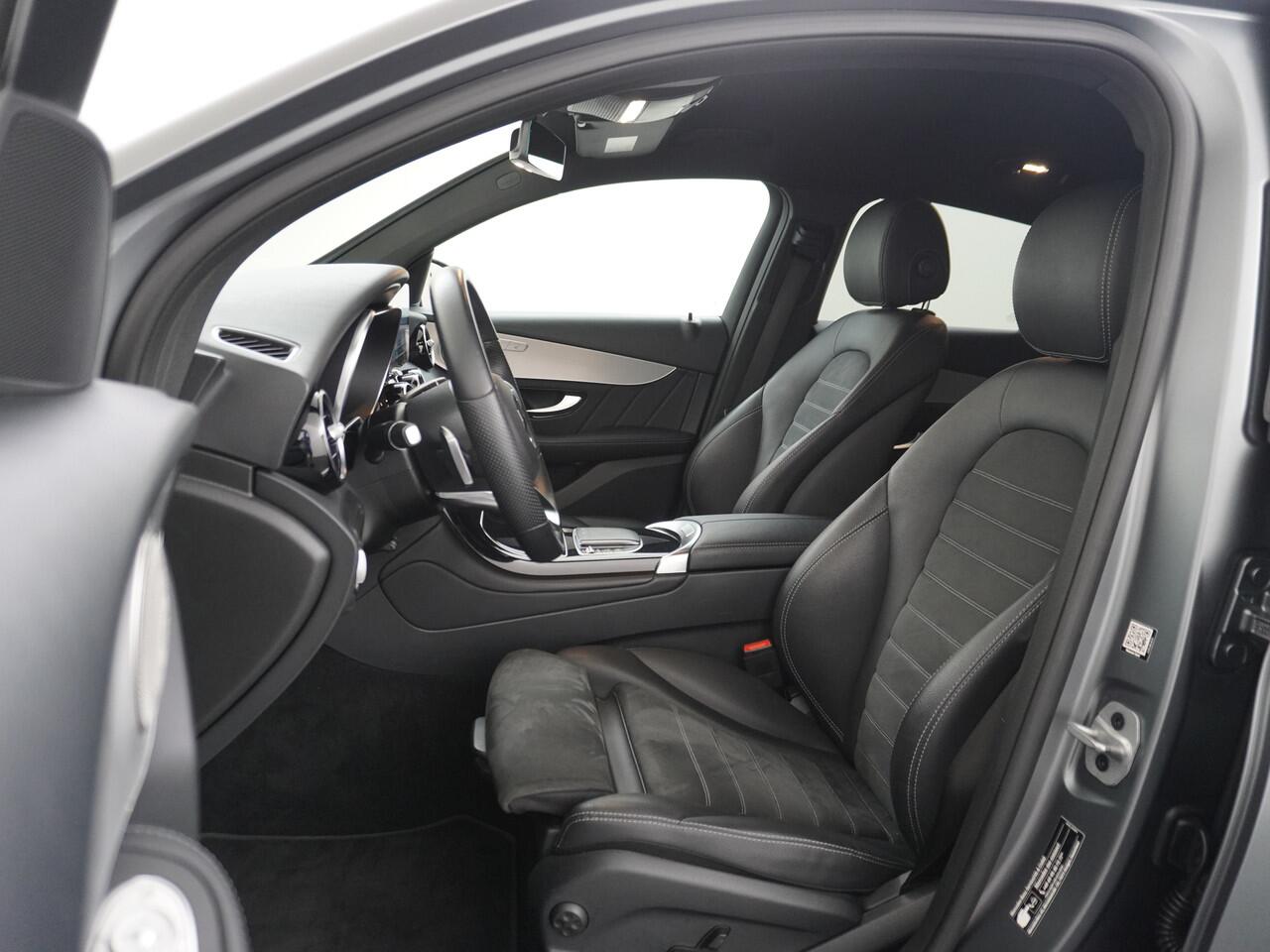 Mercedes-Benz GLC-KLASSE 300e Coupé AMG 4Matic // Burmester / Magno Grijs // 20 inch // Treeplanken // Night pakket