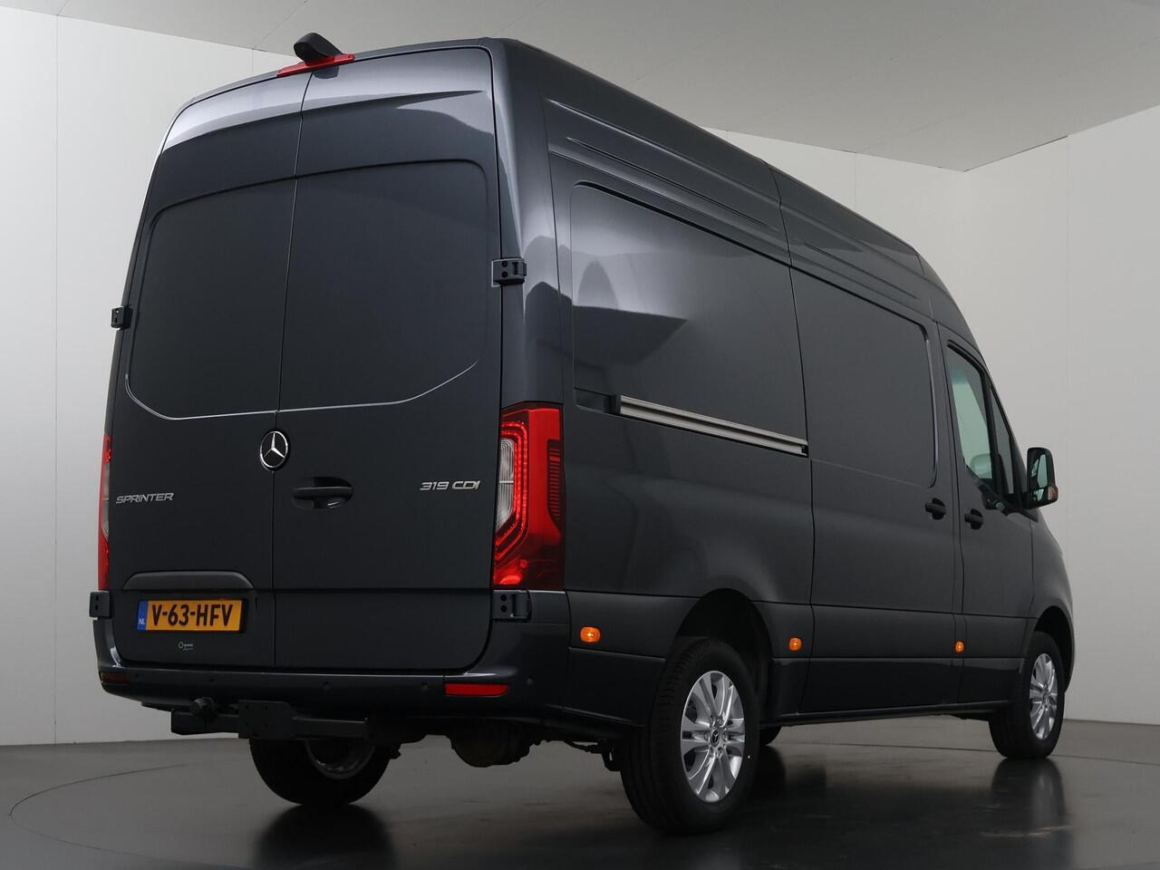Mercedes-Benz SPRINTER 319 CDI | L2 H2 | 190 PK | RWD | AUT. | 3500 KG AHW | LED | METALLIC | CRUISE CONTROL | AIRCO | BUMPERS IN KLEUR | MBUX | 3-ZITS