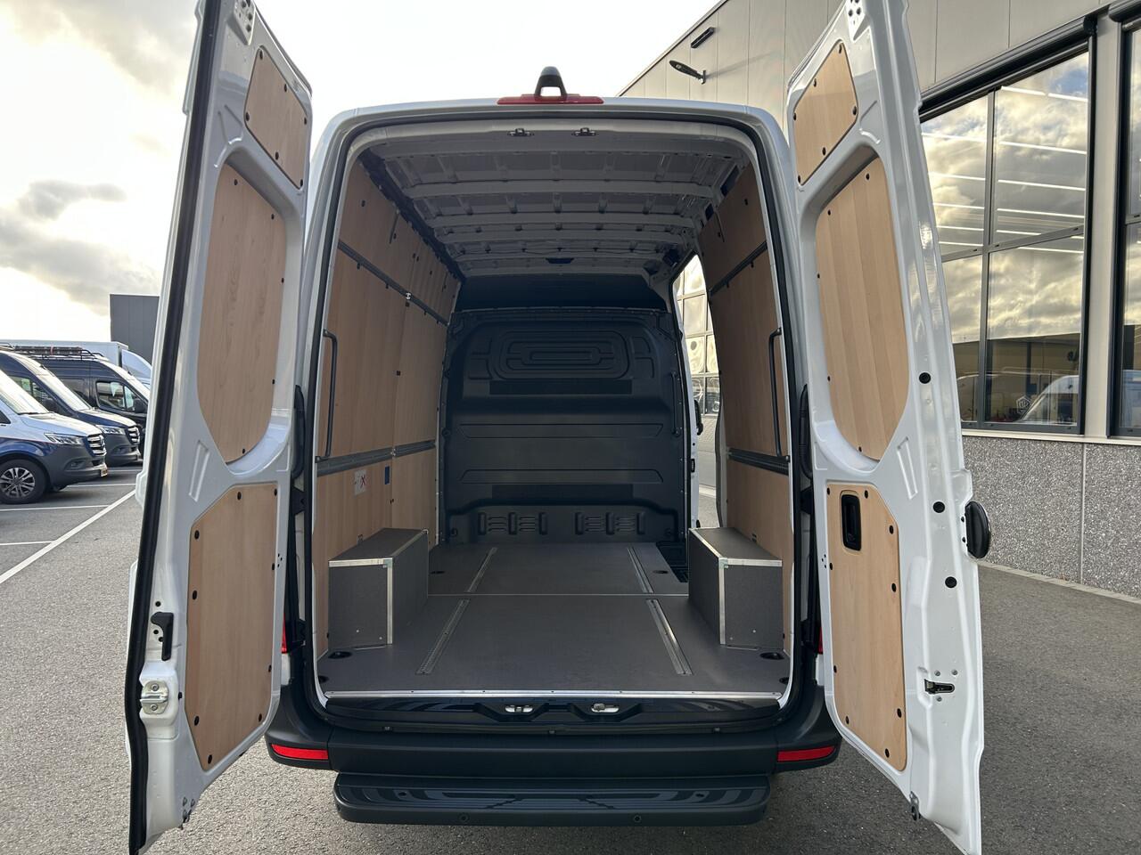 Mercedes-Benz SPRINTER 317 CDI L2 H2 Automaat / 360 Camera / MBUX / Navigatie / Cruise control / Airco / 270 Graden achterdeuren