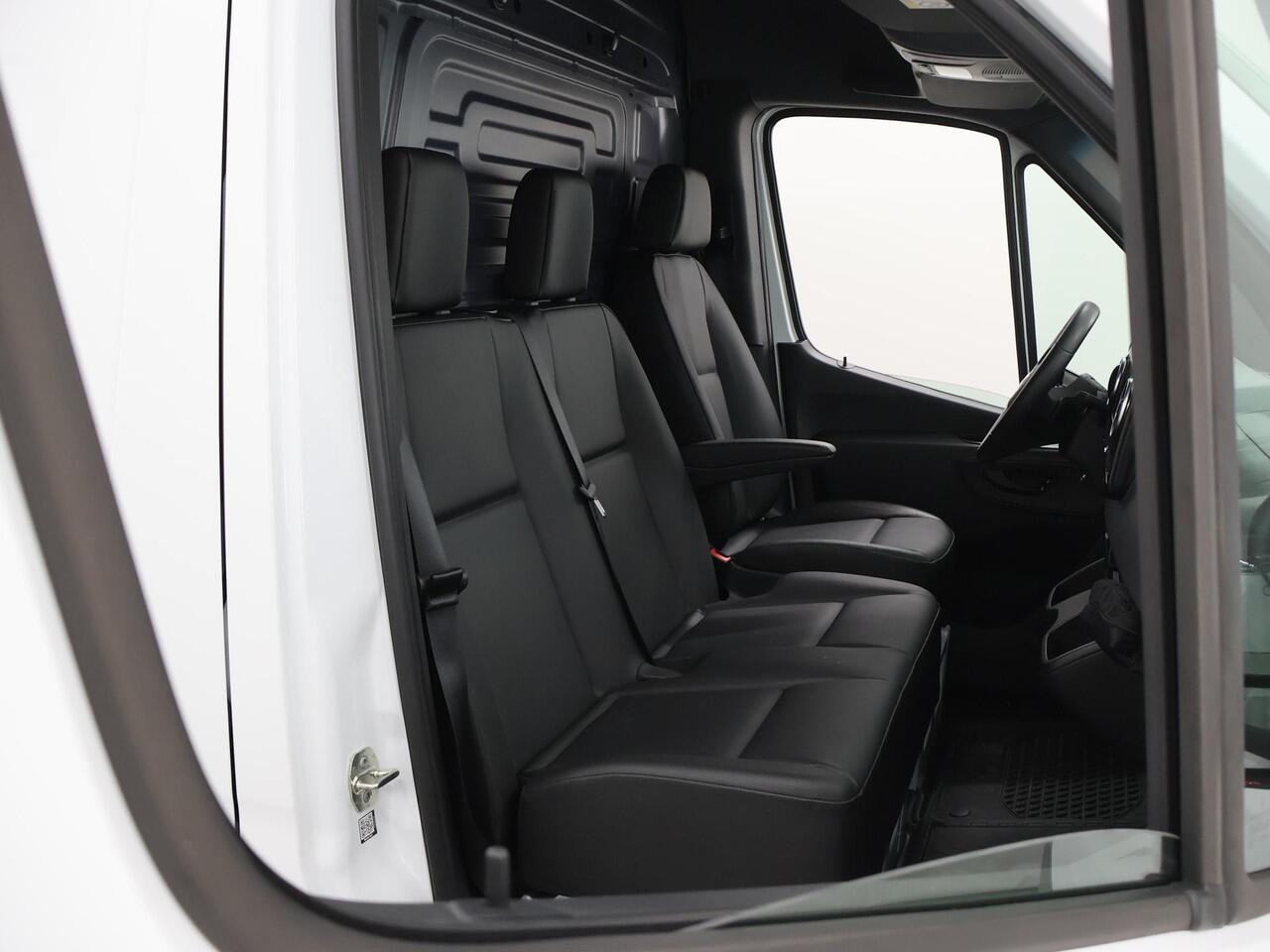 Mercedes-Benz SPRINTER 317 CDI | L2 H2 | Pro | Aut. | 3500 KG AHW | Apple Carplay / Android Auto | Parkeercamera | Airco | Stoelverwarming | Keyless Go | Certified