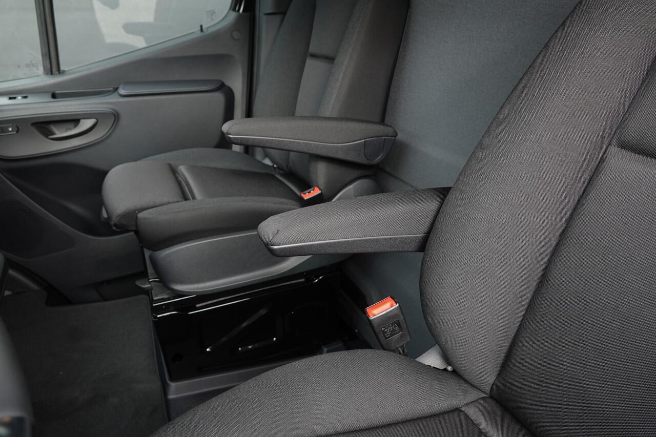 Mercedes-Benz SPRINTER 4x4 319Cdi 190Pk 9G-tronic | L2H2 | 2x Schuifdeur | 4WD | AWD | Bullbar | Treeplanken | 18'' All Terrain | Obsidian Black