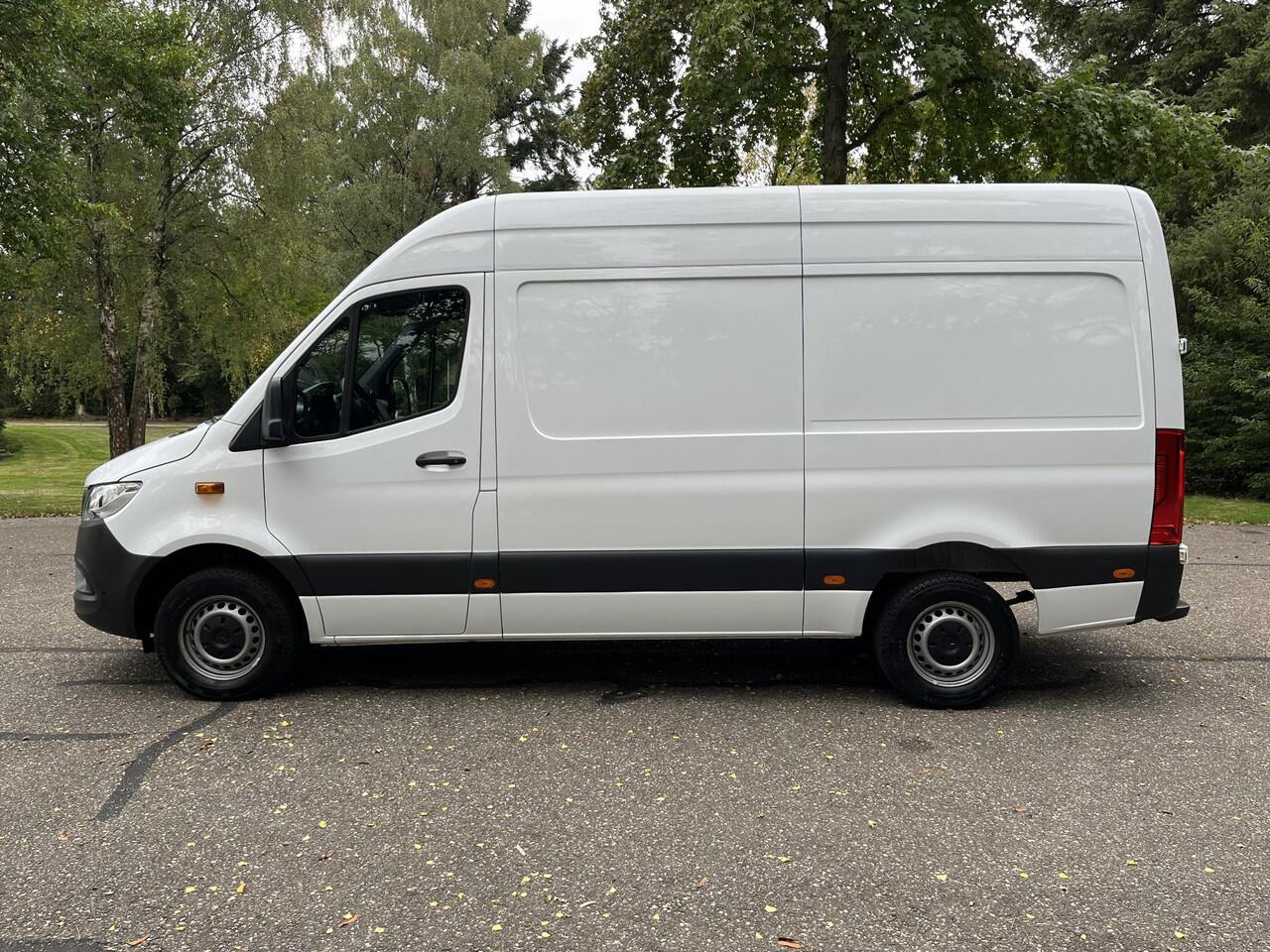 Mercedes-Benz SPRINTER 317 1.9 CDI L2H2 RWD Functional 2022 | Navigatie | Cruise controle | Stoelverwarming | Airco | Multifunctioneel stuurwiel | 6 versnellingen | Camera | Boekjes |