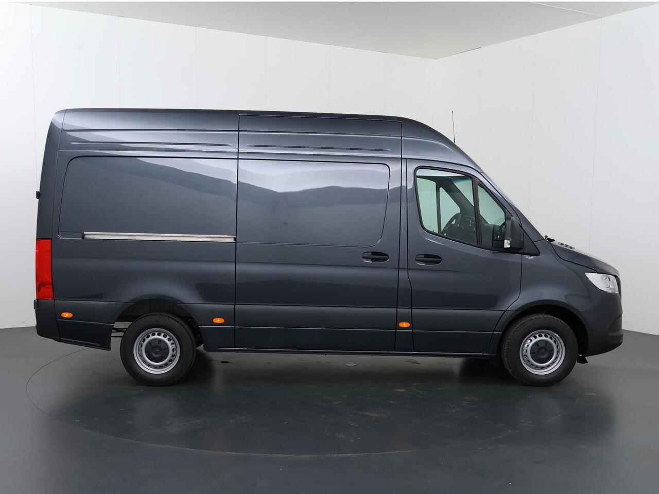 Mercedes-Benz SPRINTER 315 CDI | L2 H2 | Aut. | RWD | PRO | BPM VRIJ! | 3500 KG AHW | CARPLAY | ANDROID AUTO | 3-ZITS | CRUISE | CAMERA | AIRCO | SPOORASSISTENT | DODEHOEKDETECTIE | METALLIC