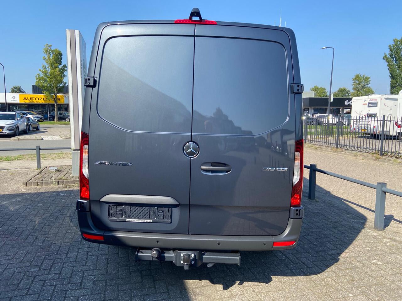 Mercedes-Benz SPRINTER 319 CDI L2H1 Facelift | DIStronic | 3.5T Trekhaak | 360° Camera | LED | Gev. Stoel