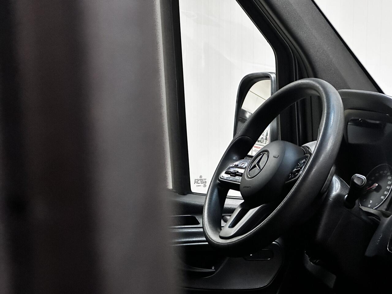 Mercedes-Benz SPRINTER 211 1.9 CDI L2H1 FWD /AUTOMAAT! /Trekhaak! /Camera /3-Zitplaatsen /Zij-schuifdeur rechts /Apple + Android /DAB+! /Keyless Go /Stoelverw. /Navi /Climat /Cruise /Elek. pakket /Bluetooth /Armsteun. /1e Eigenaar