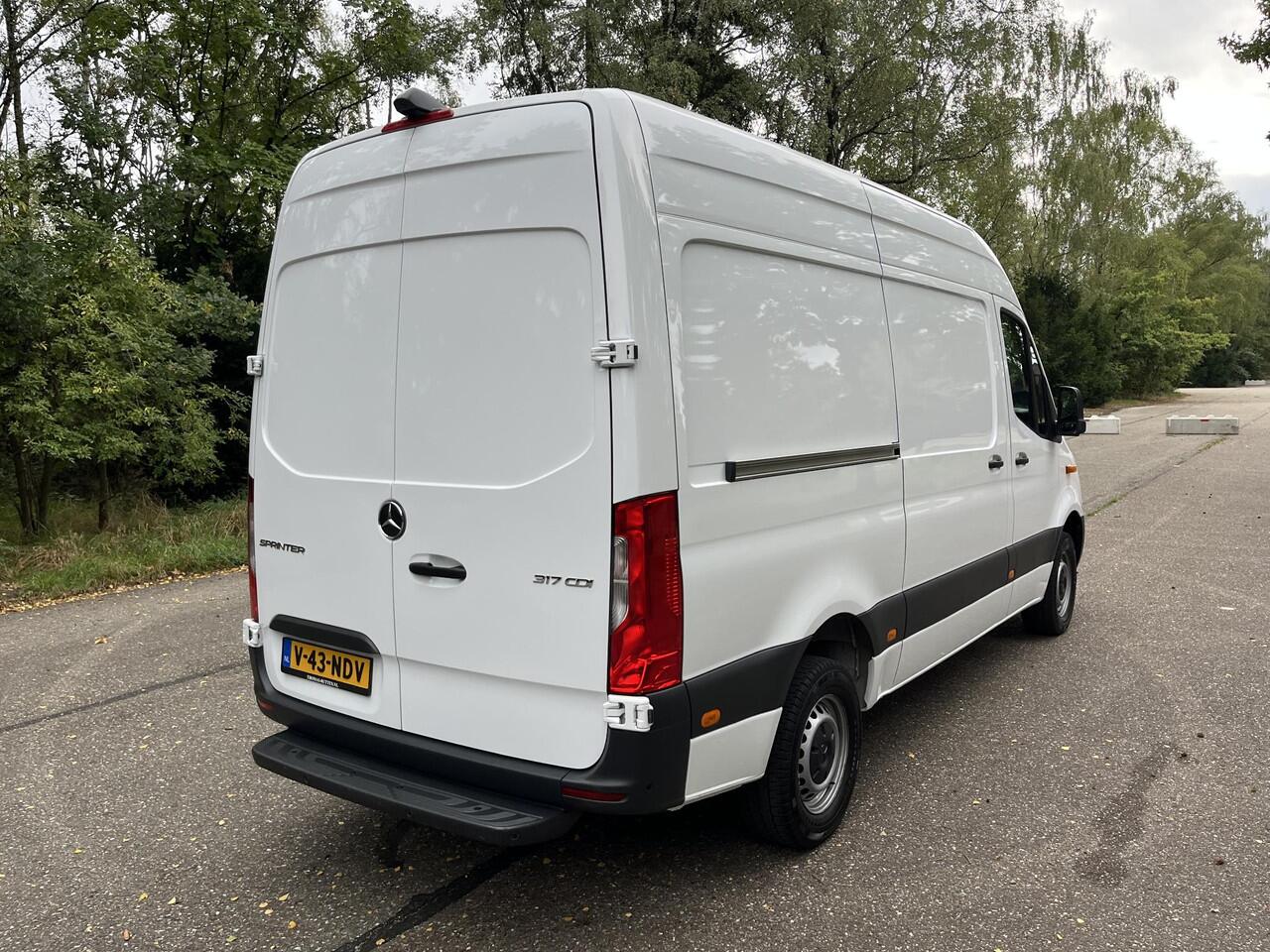 Mercedes-Benz SPRINTER 317 1.9 CDI L2H2 RWD Functional 2022 | Navigatie | Cruise controle | Stoelverwarming | Airco | Multifunctioneel stuurwiel | 6 versnellingen | Camera | Boekjes |
