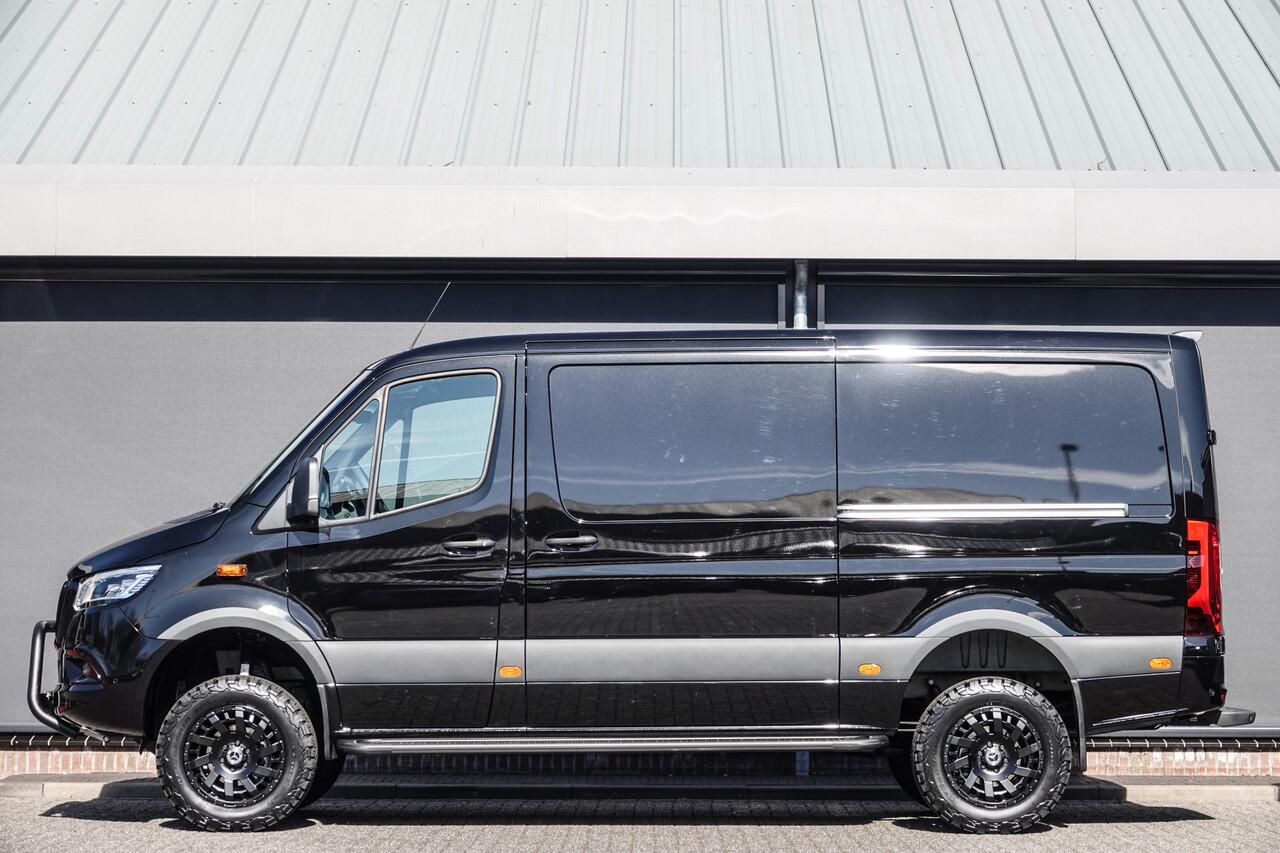 Mercedes-Benz SPRINTER 4x4 319Cdi 190Pk 9G-tronic | L2H1 | 2x Schuifdeur | 4WD | AWD | Bullbar | Treeplanken | 18'' All Terrain | Obsidian Black