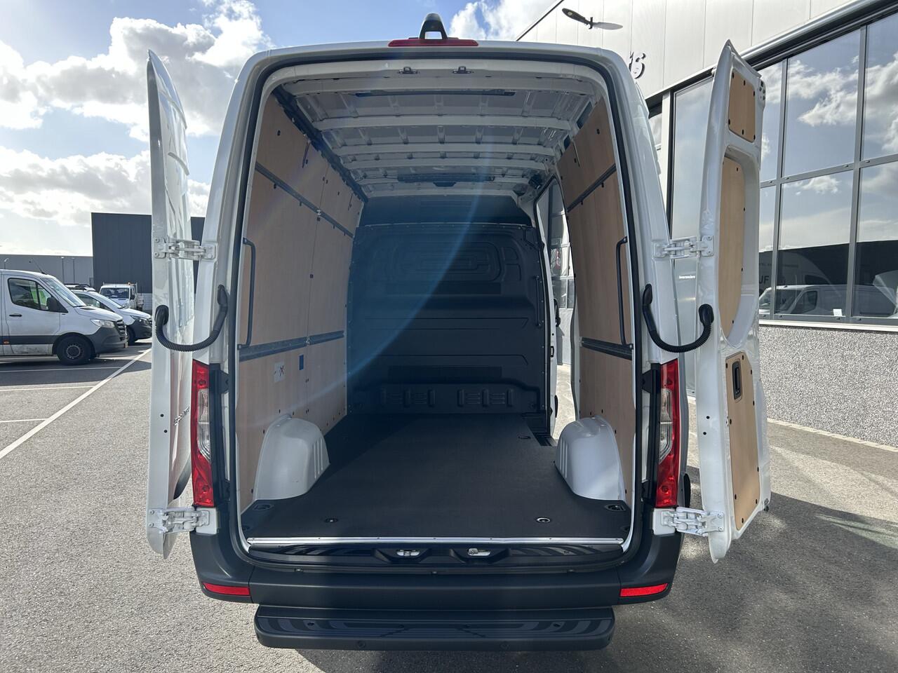 Mercedes-Benz SPRINTER 317 CDI L2 H2 PRO Facelift / LED / MBUX / Navigatie / Camera / Parkeersensoren / Cruise control / Airco / 270 Graden achterdeuren