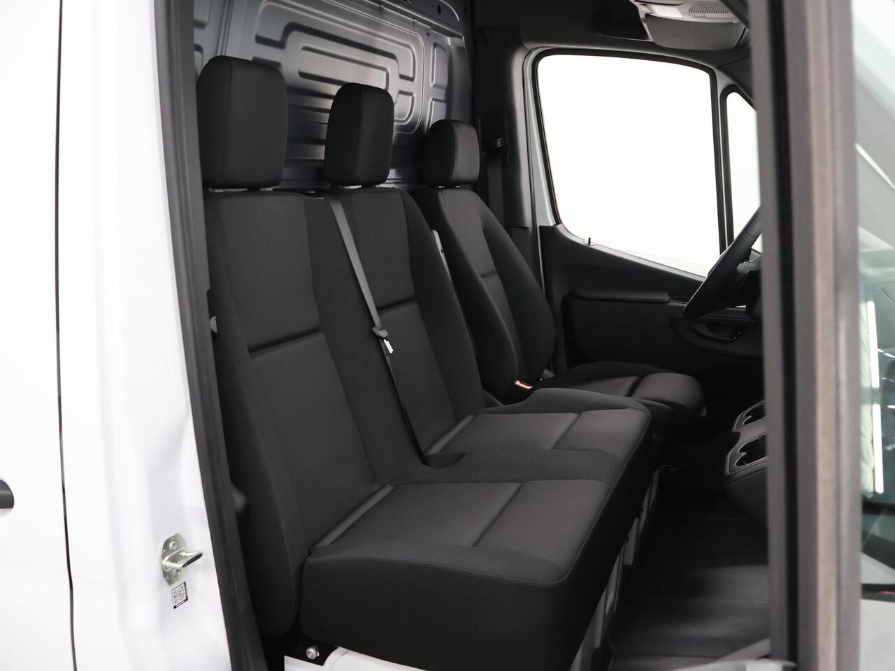Mercedes-Benz SPRINTER 315 | Aut. | L2 H2 | RWD | PRO | 3500 KG. AHW | Airco | Cruise Control | 3500 KG. AHW | Carplay / Android Auto | Dodehoekassistent | Lane-Assist | Multifunctioneel Stuurwiel | 3-zits |