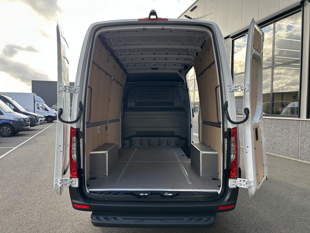 Mercedes-Benz SPRINTER 317 CDI L2 H2 Automaat / 360 Camera / MBUX / Navigatie / Cruise control / Airco / 270 Graden achterdeuren