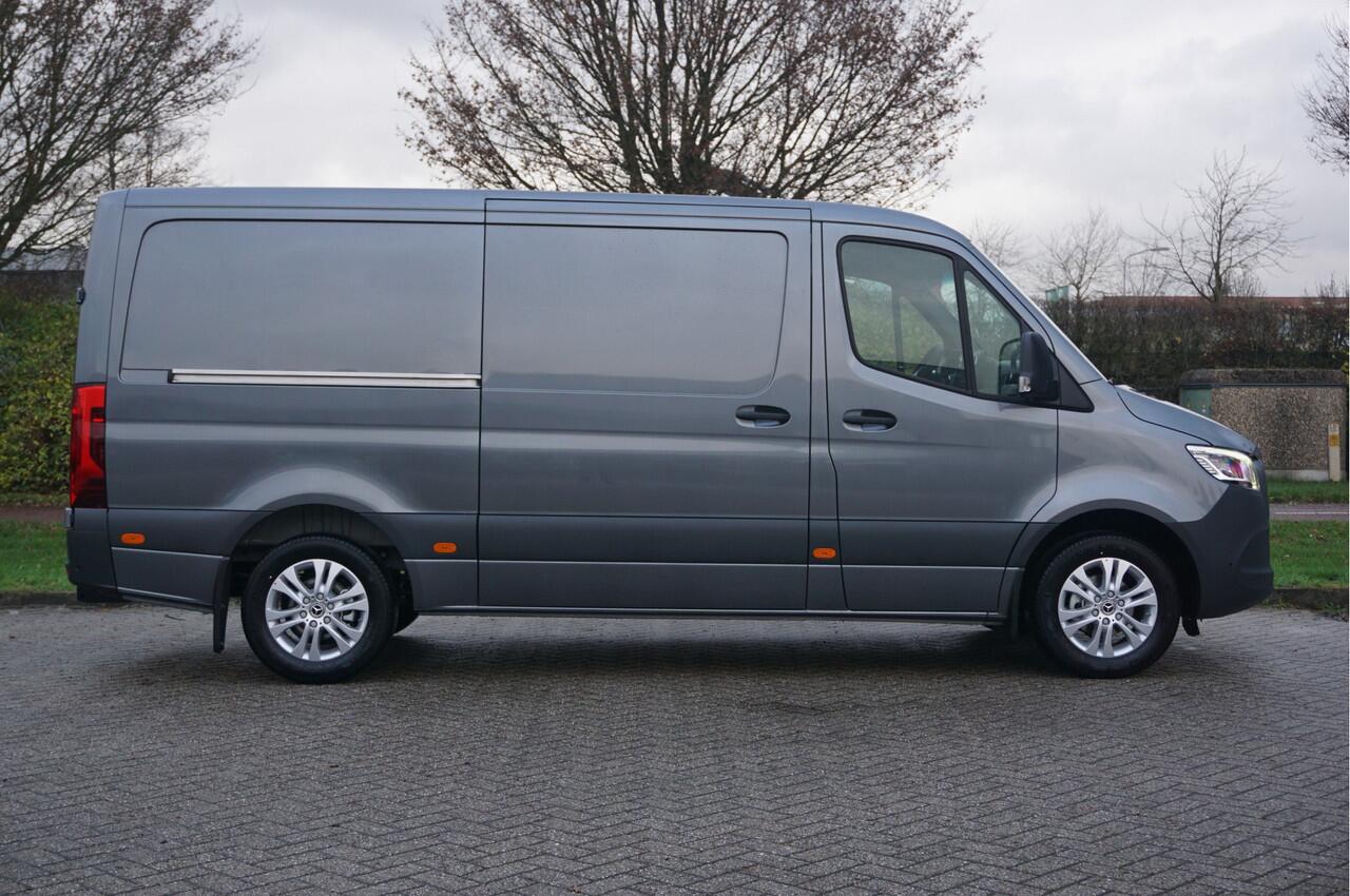 Mercedes-Benz SPRINTER 319CDI Select L2H1 BPM VRIJ!! 10.25" Mbux, ACC, LED, 3.5T Trekhaak, 17" LM!! NR. 668