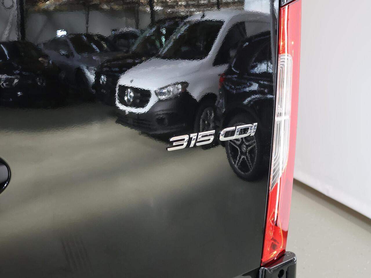 Mercedes-Benz SPRINTER 315 CDI | L2 H2 | RWD | Aut. | PRO | BPM VRIJ! | ACHTERUITRIJCAMERA | 3500 KG AHW | DODEHOEKASSISTENT | AIRCO | CRUISE | CARPLAY | ANDROID AUTO | METALLIC | 3-ZITS | MBUX SYSTEEM GROOT