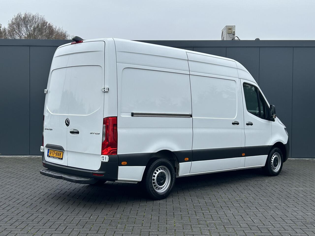 Mercedes-Benz SPRINTER 317 CDI 170 PK / L2H2 / AUTOMAAT / 270 A DEUREN / AIRCO / CRUISE / APPLE CARPLAY / 3-ZITS / CAMERA
