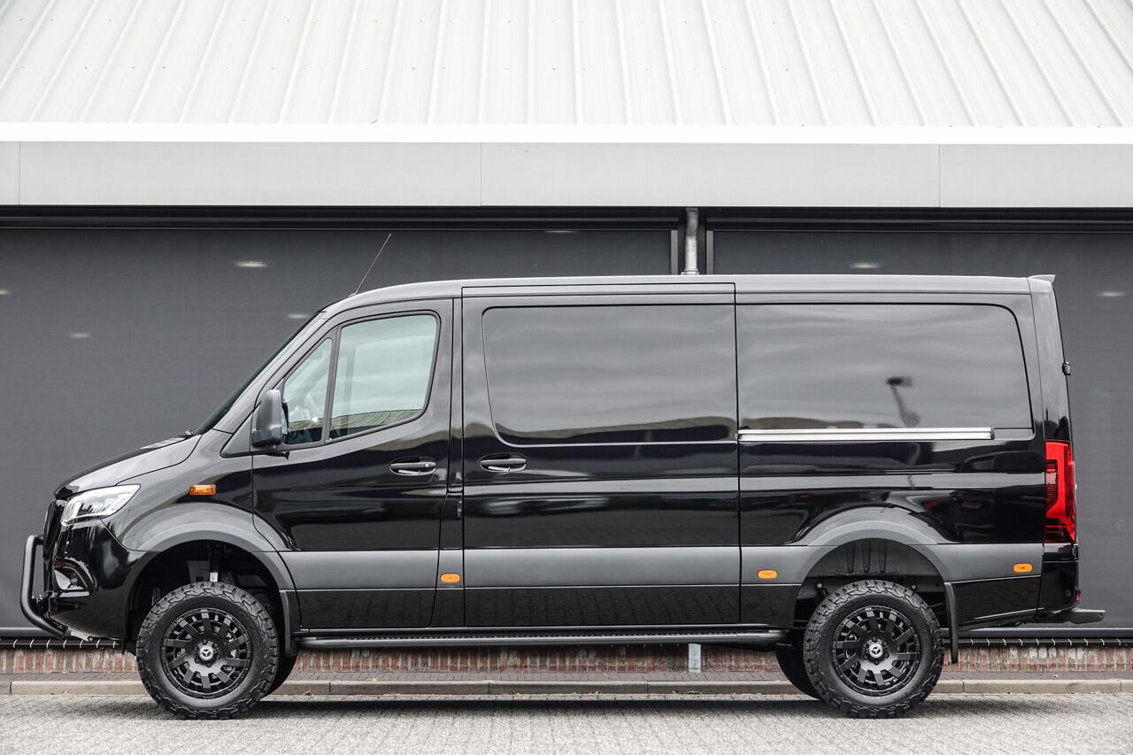 Mercedes-Benz SPRINTER 4x4 319Cdi 190Pk 9G-tronic | L2H1 | 2x Schuifdeur | 4WD | AWD | Bullbar | Treeplanken | 18'' All Terrain | Obsidian Black