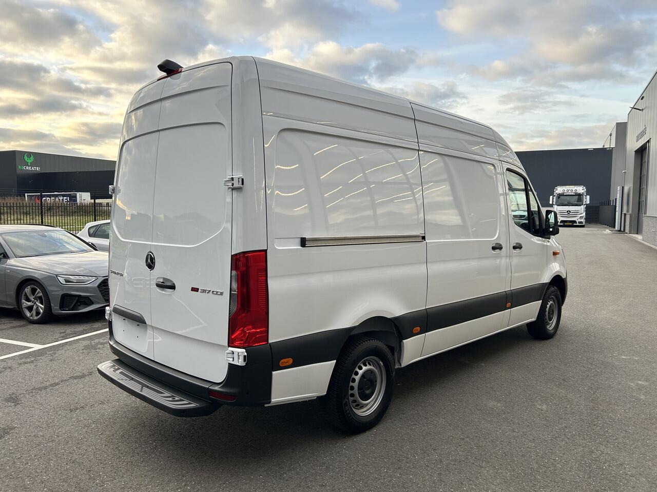 Mercedes-Benz SPRINTER 317 CDI L2 H2 MBUX / 360 Camera / Parkeersensoren / Navigatie / Cruise control / Airco / 270 Graden achterdeuren