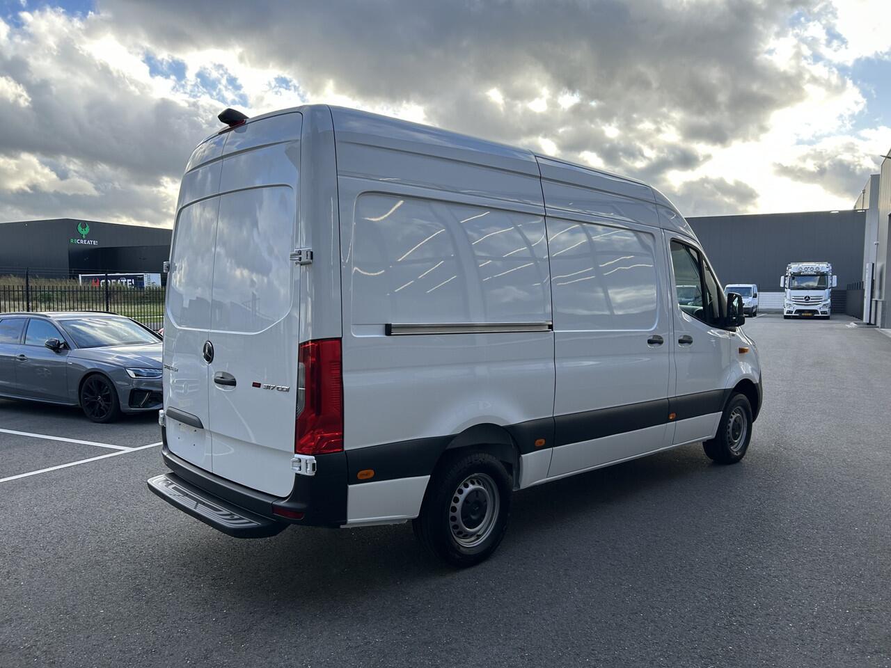 Mercedes-Benz SPRINTER 317 CDI L2 H2 Automaat / 360 Camera / MBUX / Navigatie / Cruise control / Airco / 270 Graden achterdeuren