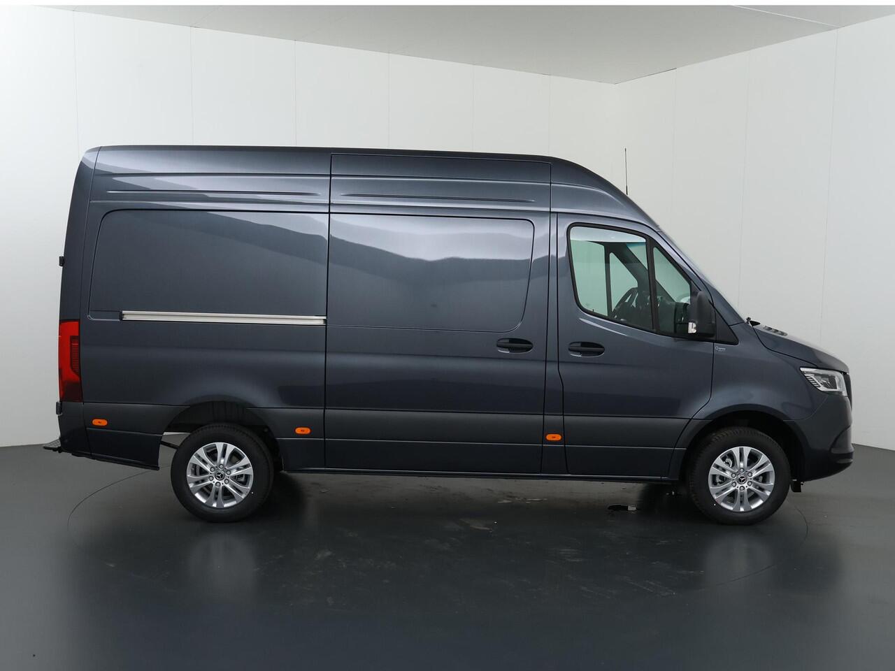 Mercedes-Benz SPRINTER 319 CDI Aut. | L2 H2 | Pro | 2024 Registratie | 3500 KG. AHW | LM Velgen | 3-zits | LED | Parkeercamera | Carplay | Trekhaak | BPM-Vrij |