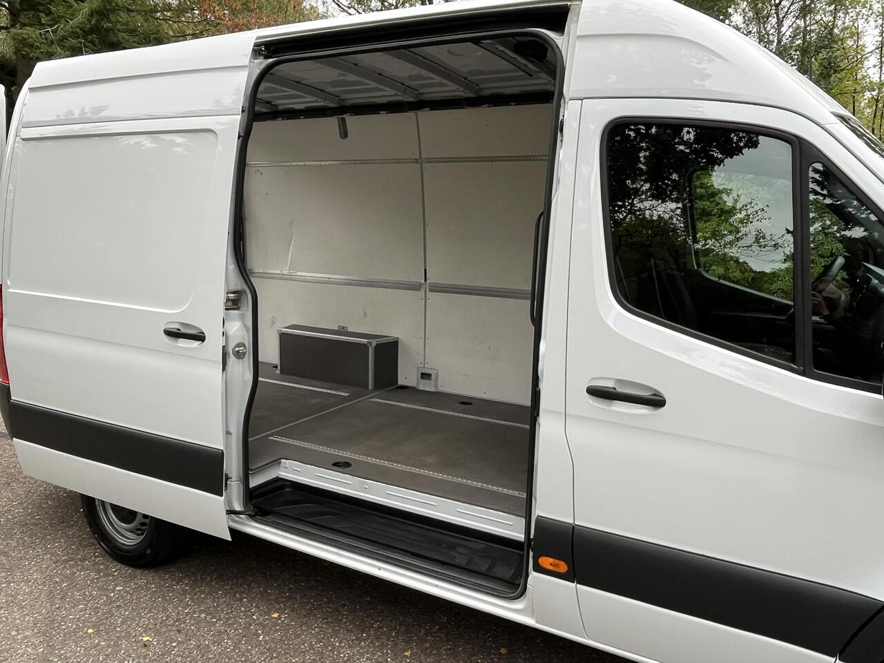 Mercedes-Benz SPRINTER 317 1.9 CDI L2H2 RWD Functional 2022 | Navigatie | Cruise controle | Stoelverwarming | Airco | Multifunctioneel stuurwiel | 6 versnellingen | Camera | Boekjes |