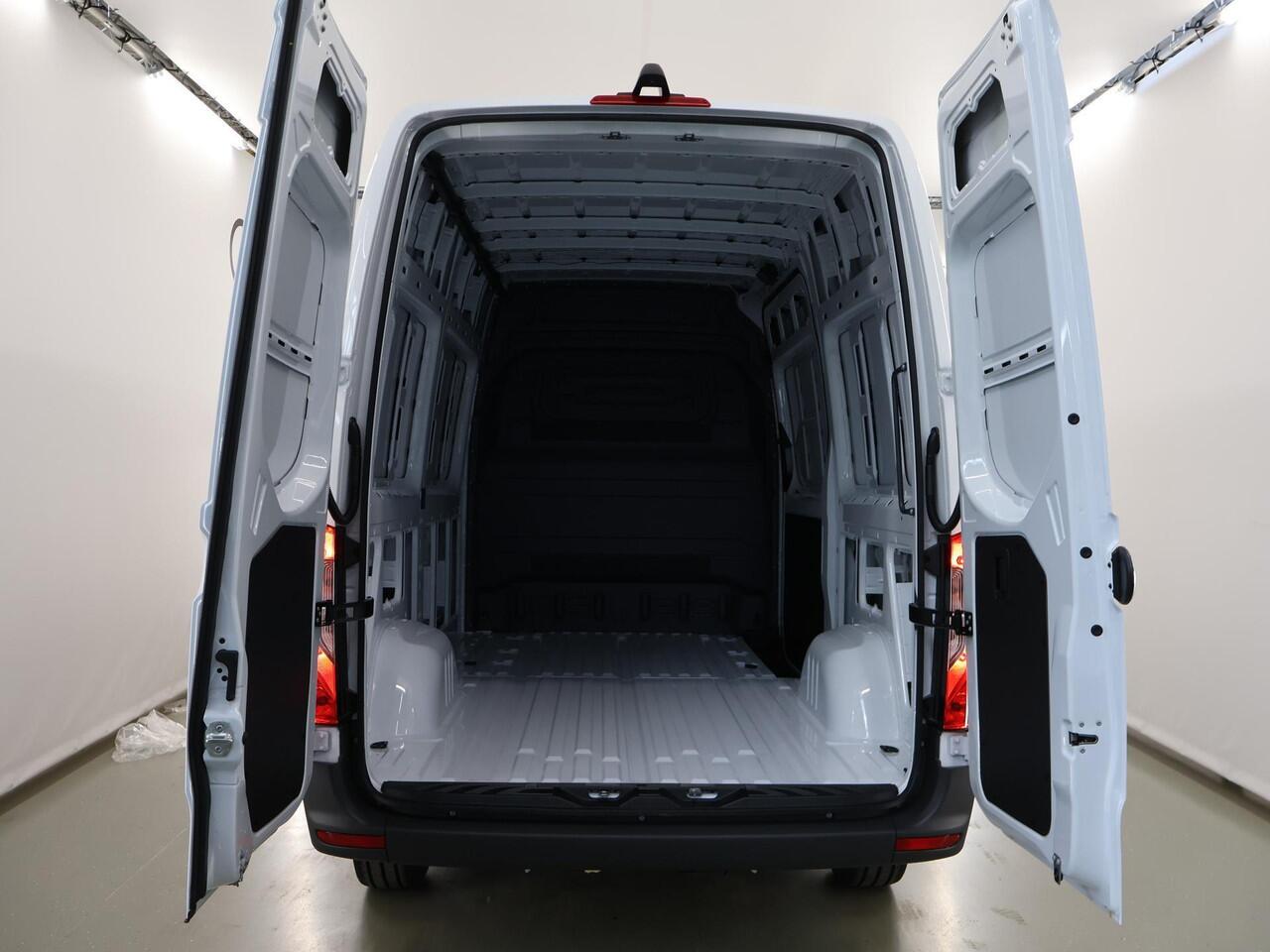 Mercedes-Benz SPRINTER 315 | Aut. | L2 H2 | RWD | PRO | 3500 KG. AHW | Airco | Cruise Control | 3500 KG. AHW | Carplay / Android Auto | Dodehoekassistent | Lane-Assist | Multifunctioneel Stuurwiel | 3-zits |
