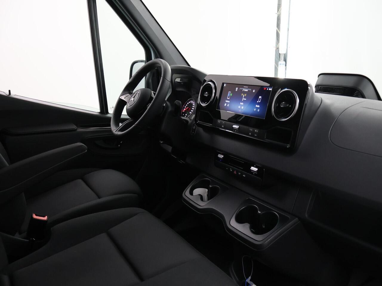 Mercedes-Benz SPRINTER 315 CDI | L2 H2 | RWD | Aut. | PRO | BPM VRIJ! | ACHTERUITRIJCAMERA | 3500 KG AHW | DODEHOEKASSISTENT | AIRCO | CRUISE | CARPLAY | ANDROID AUTO | METALLIC | 3-ZITS | MBUX SYSTEEM GROOT