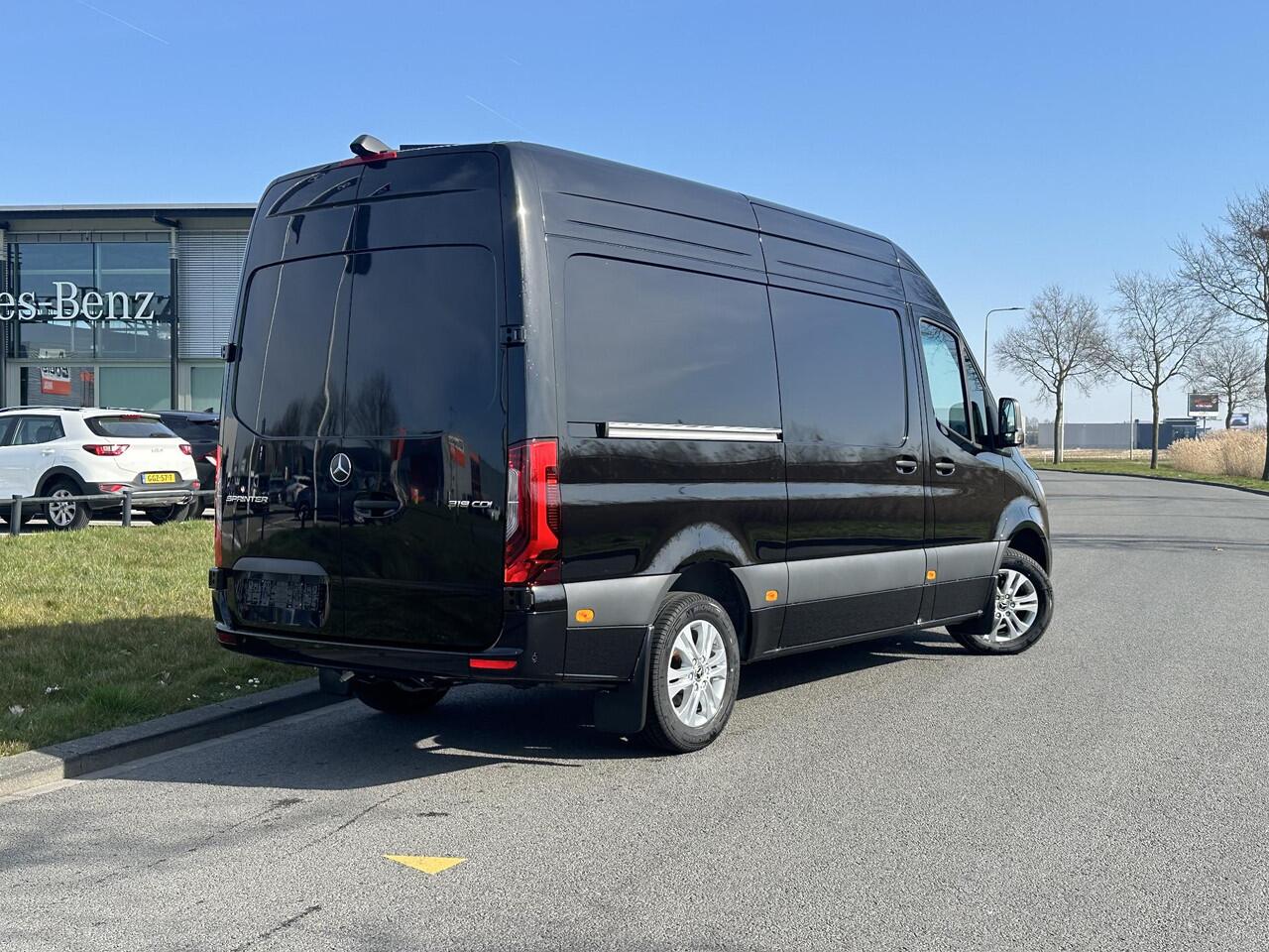 Mercedes-Benz SPRINTER 319 CDI L2 H2 RWD Select | Achteruitrijcamera | Airco | Cruise Control | Apple Carplay | LED Koplampen | Distronic Adaptieve Cruise Control | Navigatie |