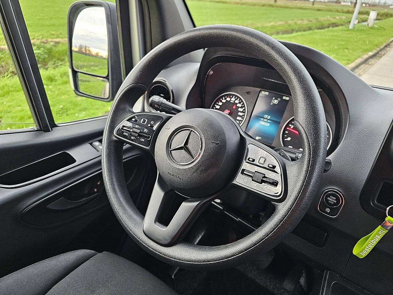 Mercedes-Benz SPRINTER 317 L3H2 LAADKLEP, automaat, airco, navi, mbux, LED, camera