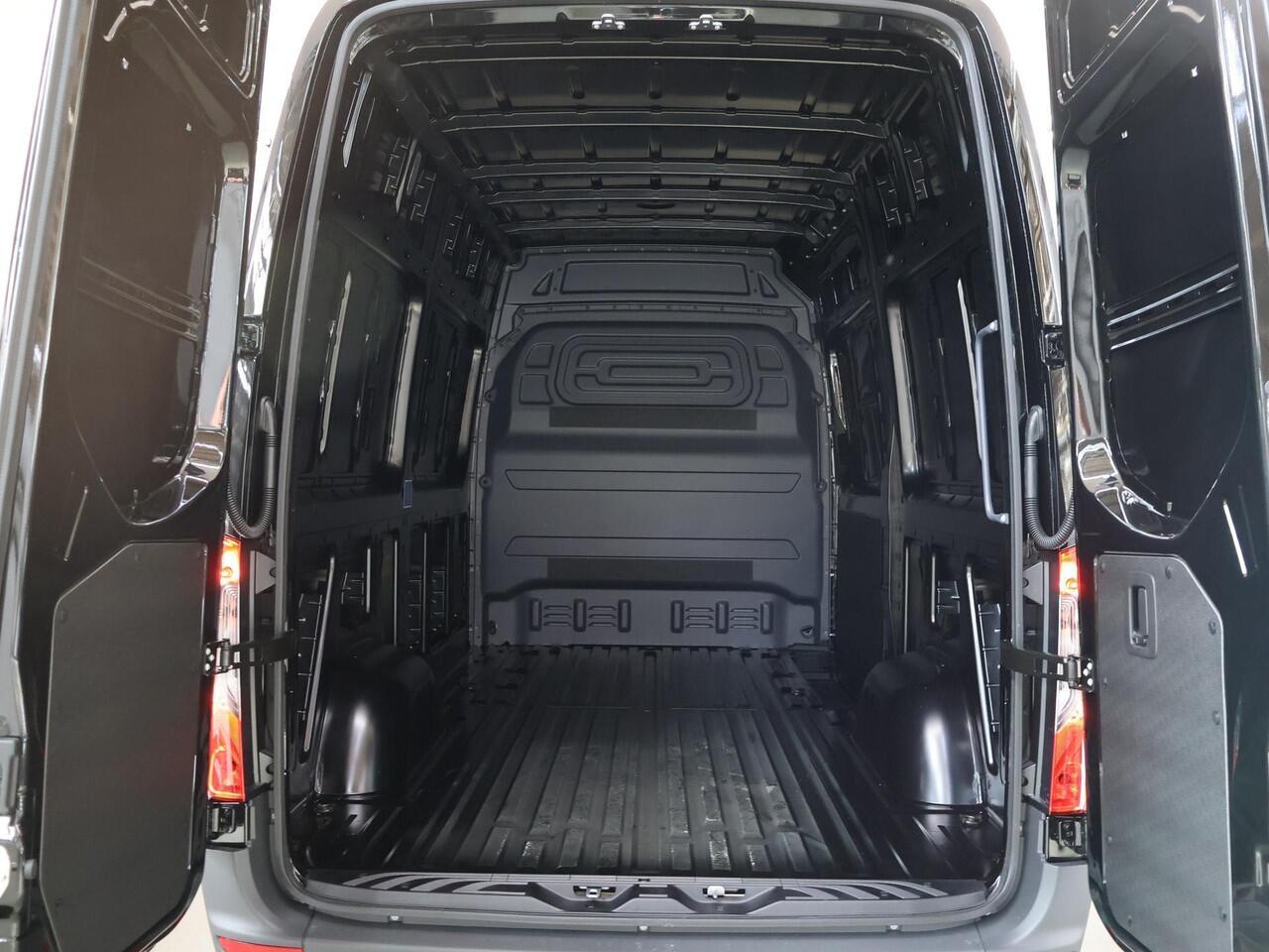 Mercedes-Benz SPRINTER 315 CDI | L2 H2 | RWD | Aut. | PRO | BPM VRIJ! | ACHTERUITRIJCAMERA | 3500 KG AHW | DODEHOEKASSISTENT | AIRCO | CRUISE | CARPLAY | ANDROID AUTO | METALLIC | 3-ZITS | MBUX SYSTEEM GROOT