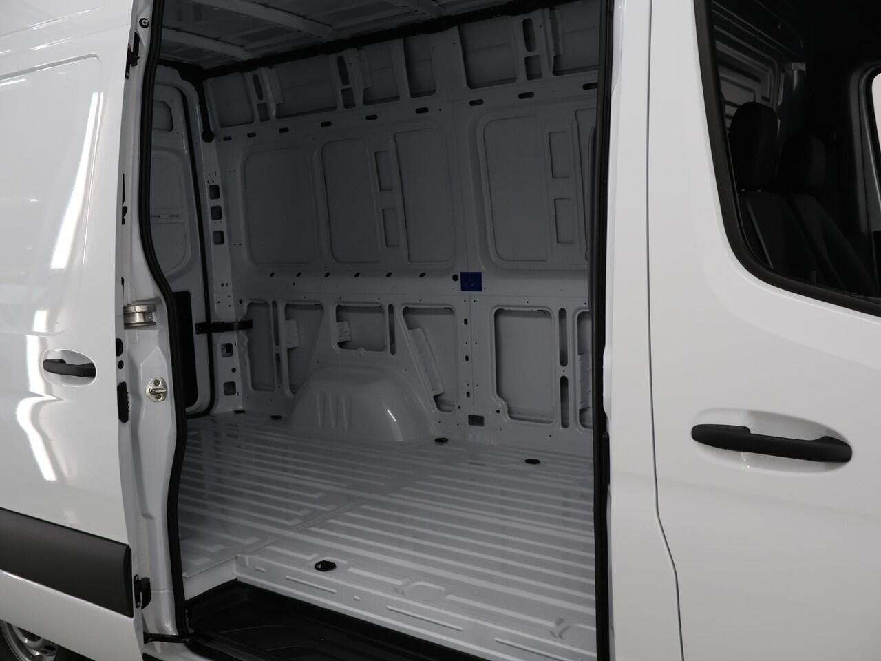 Mercedes-Benz SPRINTER 315 | Aut. | L2 H2 | RWD | PRO | 3500 KG. AHW | Airco | Cruise Control | 3500 KG. AHW | Carplay / Android Auto | Dodehoekassistent | Lane-Assist | Multifunctioneel Stuurwiel | 3-zits |