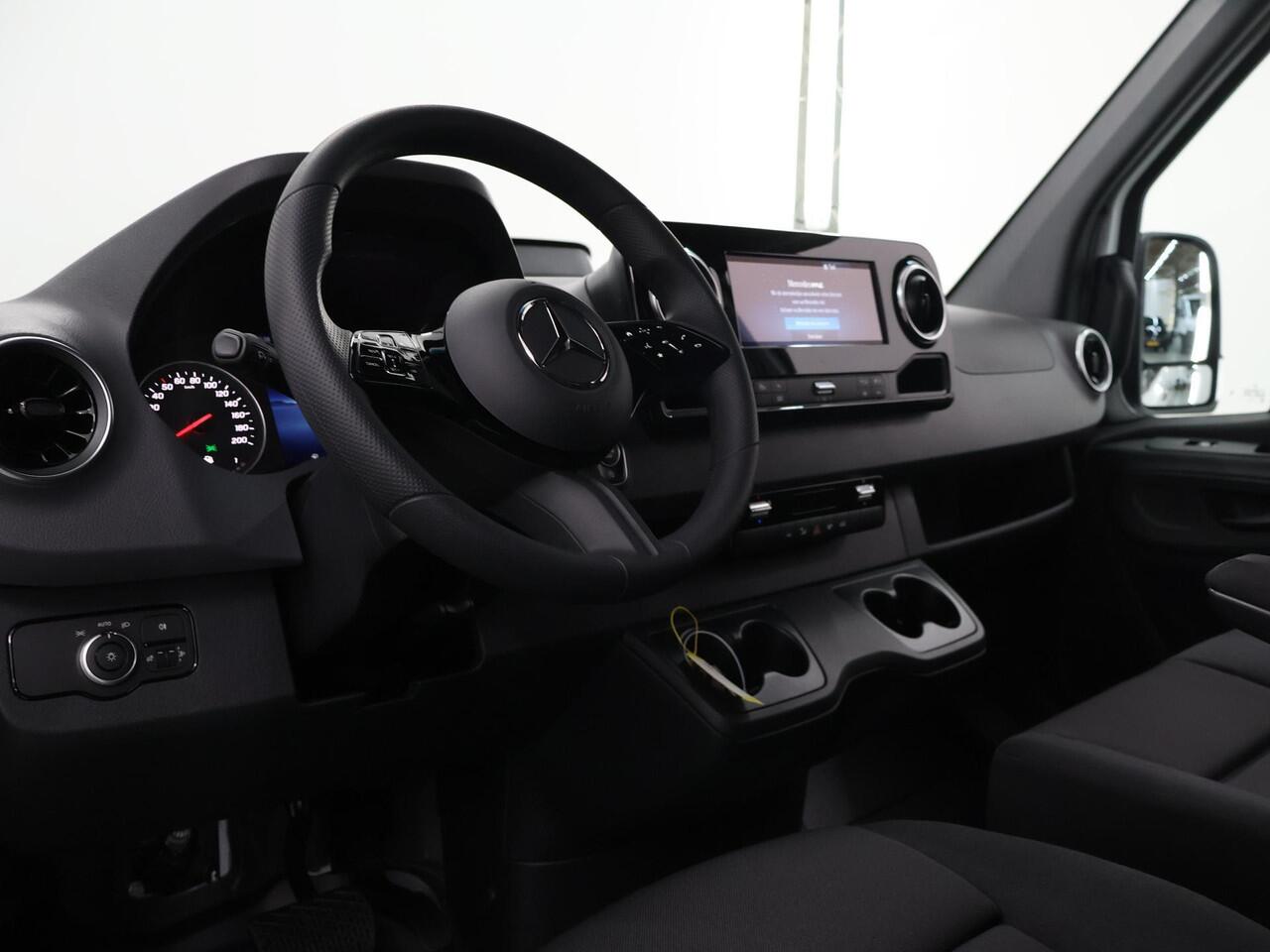 Mercedes-Benz SPRINTER 315 | Aut. | L2 H2 | RWD | PRO | 3500 KG. AHW | Airco | Cruise Control | 3500 KG. AHW | Carplay / Android Auto | Dodehoekassistent | Lane-Assist | Multifunctioneel Stuurwiel | 3-zits |