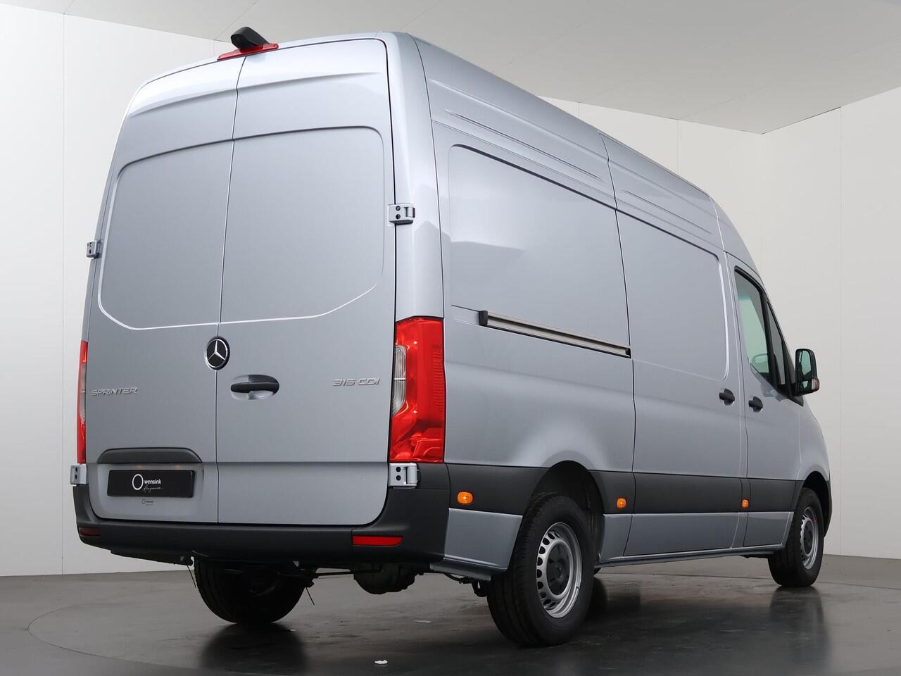 Mercedes-Benz SPRINTER 315 CDI | L2 H2 | RWD | Aut. | PRO | BPM VRIJ! | ACHTERUITRIJCAMERA | 3500 KG AHW | DODEHOEKASSISTENT | AIRCO | CRUISE | CARPLAY | ANDROID AUTO | METALLIC | 3-ZITS | MBUX SYSTEEM GROOT