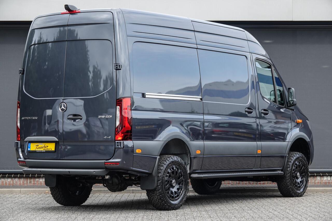 Mercedes-Benz SPRINTER 4x4 319Cdi 190Pk 9G-tronic | L2H2 | 2x Schuifdeur | Stoel-Bank | Leder | 4WD | AWD | Bullbar | Treeplanken | 18'' All Terrain | Tenoriet Grijs