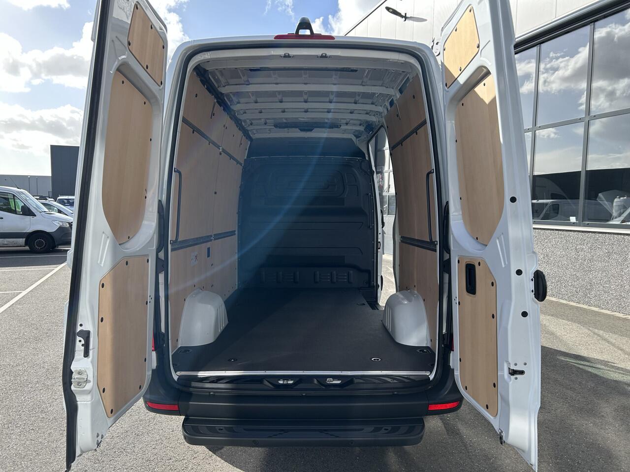Mercedes-Benz SPRINTER 317 CDI L2 H2 PRO Facelift / LED / MBUX / Navigatie / Camera / Parkeersensoren / Cruise control / Airco / 270 Graden achterdeuren